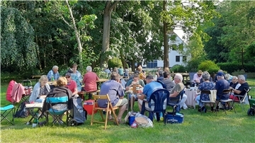 Das Picknick im Bürgerpark in Stollhamm war eine Premiere - und auf Anhieb ein schöner Erfolg.