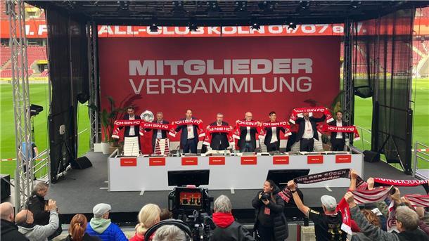 Das Podium bei der Mitgliederversammlung des 1. FC Köln. 