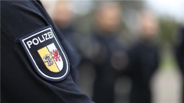 Bundesverfassungsgericht setzt der Polizei Grenzen Das Polizei-Wappen von Mecklenburg-Vorpommern. Die Richterinnen und Richter des Bundesverfassungsgerichts erklärten etliche Vorschriften im 2020 reformierten Sicherheits- und Ordnungsgesetz des Bundeslandes für verfassungswidrig.