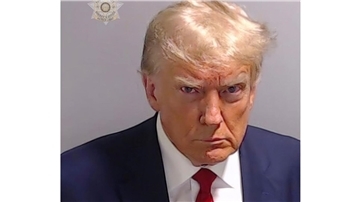 Das Polizeifoto ist der erste „Mugshot“ eines Ex-Präsidenten überhaupt.