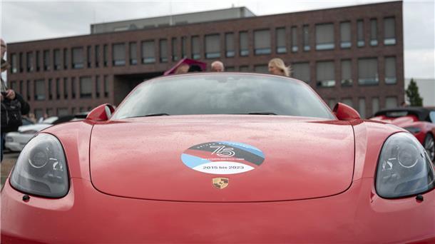 Mit Bildern: Klimakleber verschonen die Porsche-Party in Bremerhaven Das Porsche-Event im Fischereihafen. Foto: Masorat - f