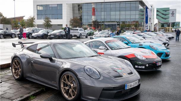 Mit Bildern: Klimakleber verschonen die Porsche-Party in Bremerhaven Das Porsche-Event im Fischereihafen. Foto: Masorat - f