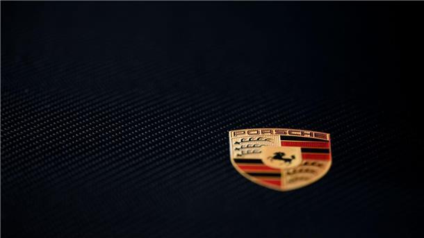 Das Porsche-Logo ist in der Porsche-Arena auf der Motorhaube eines Fahrzeugs zu sehen.
