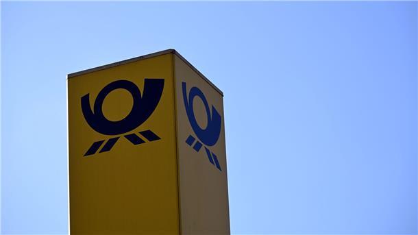 Das Posthorn-Logo ist am Kölner Briefzentrum zu sehen.
