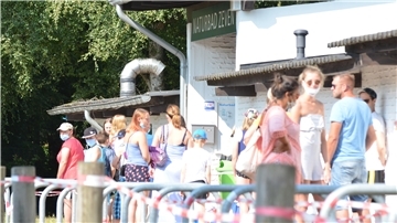 Das prächtige Sommerwetter hat in den zurückliegenden Tagen auch dem Naturbad in Zeven viele Besucher beschert. Schon vor Eröffnung am späten Vormittag bildet sich eine Schlange vorm Eingang. Am Nachmittag ist das Bad in der Regel noch besser besucht. Corona-bedingt liegt die maximale Zahl an Badegästen derzeit bei 450 Personen pro Zeitfenster.