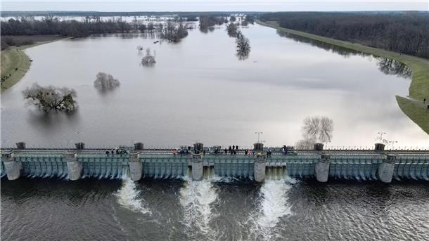 Das Pretziener Wehr war zuletzt im Juni 2013 geöffnet worden. Auch jetzt soll es dafür sorgen, dass ein Drittel des Elbwassers in einen 21 Kilometer langen Kanal fließt.