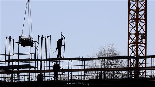 Zahl der Erwerbstätigen auf Höchststand Das produzierenden Gewerbe und der Bau verzeichnete leichte Beschäftigungsgewinne.