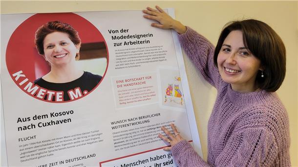 Das Projekt "Erfolgreich eingewandert" des Caritasverbandes für Bremen-Nord umfasst auch eine Plakatausstellung. Mitarbeiterin Yuliya Kamp präsentiert eine der Protagonistinnen, die auch im gleichnamigen Doku-Filmprojekt ihre Geschichte erzählen. Kamp selbst gehört auch dazu.