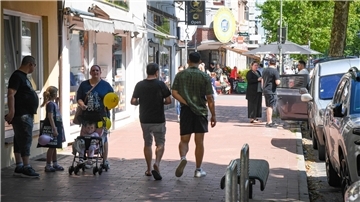 Das Projekt ELAN lud im Juni 2025 zum Gehsteigfest „Die Hafenstraße verbindet“ ein. Die Gehsteige entlang der Hafenstraße wurden zur Bühne für lokale Geschäfte, Initiativen und Dienstleister. 