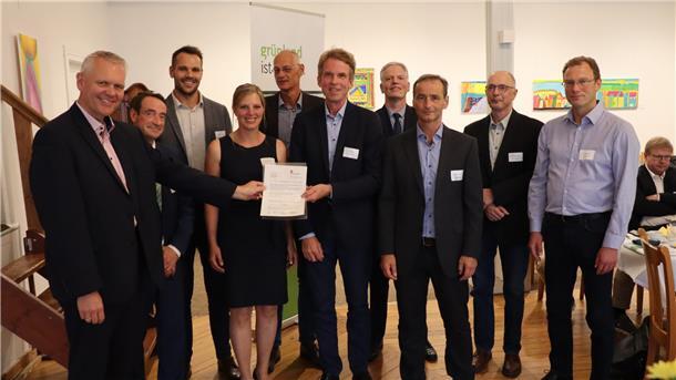 Das Projekt „Future Proof Grasslands“: Niedersachsens Minister für Wissenschaft und Kultur Björn Thümler (von links) übergab nun den Förderbescheid in Höhe von 5,13 Millionen Euro an Prof. Bernd Siebenhüner (Uni Oldenburg), Mathias Paech (Grünlandzentrum, Projektleiter), Dr. Leena Karrasch (Uni Oldenburg), Dr. Helge Bormann (Jade Hochschule), Prof. Ingo Mose (Uni Oldenburg, stellvertr. Projektsprecher), Prof. Guido Recke (Hochschule Osnabrück), Dr. Arno Krause (Grünlandzentrum, Projektsprecher), Dr. Manfred Kayser (Uni Göttingen) und Dr. Jan Thiele (Thünen Institut).