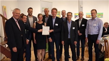 Das Projekt „Future Proof Grasslands“: Niedersachsens Minister für Wissenschaft und Kultur Björn Thümler (von links) übergab nun den Förderbescheid in Höhe von 5,13 Millionen Euro an Prof. Bernd Siebenhüner (Uni Oldenburg), Mathias Paech (Grünlandzentrum, Projektleiter), Dr. Leena Karrasch (Uni Oldenburg), Dr. Helge Bormann (Jade Hochschule), Prof. Ingo Mose (Uni Oldenburg, stellvertr. Projektsprecher), Prof. Guido Recke (Hochschule Osnabrück), Dr. Arno Krause (Grünlandzentrum, Projektsprecher), Dr. Manfred Kayser (Uni Göttingen) und Dr. Jan Thiele (Thünen Institut).