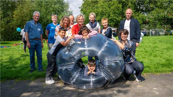 Das Projekt "mitKids"-Aktivpatenschaften feiert mit Gründerin Ingrid Ehlerding (in Rot) im Haus der Jugend in Bremerhaven sein zehnjähriges Bestehen.
