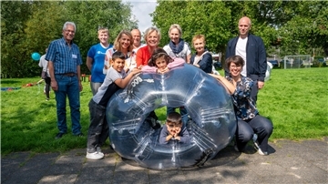 Das Projekt "mitKids"-Aktivpatenschaften feiert mit Gründerin Ingrid Ehlerding (in Rot) im Haus der Jugend in Bremerhaven sein zehnjähriges Bestehen.