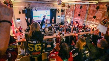 Das Public Viewing im Apollo hat sich als Top-Adresse für gemeinsames Mitfiebern etabliert. Jetzt werden die Spiele der Fischtown Pinguins auch in der Eisarena gezeigt.