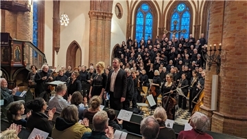 Das Publikum applaudierte begeistert beim Konzert in der Christuskirche der Evangelischen Stadtkantorei Bremerhaven und des Kammerorchesters mit Verstärkung durch Bläser des Philharmonischen Orchesters. 