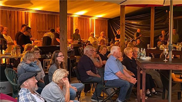 Das Publikum erlebte einen musikalischen Abend in der geschmückten Maschinenhalle in Ohrel.