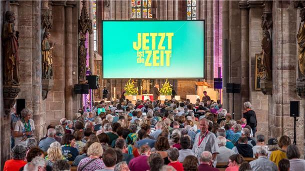 Krieg und Klima: Ein ungewöhnlicher Kirchentag Das Publikum kommt zur Podiumsdiskussion „Lust auf Verlust?“