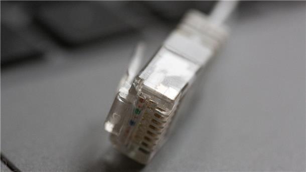 „Recht auf schnelles Internet“: Behörde schreitet ein Das „Recht auf schnelles Internet“ besteht seit Ende 2021 und soll Menschen auf dem Land etwas bringen.