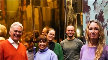 Das Regie-Team der „Lustigen Witwe“ - Dirigent Hartmut Brüsch (von links), Choreografin Neri-Calheiros, Ausstatterin Tanja Hofmann, Dramaturg Markus Tatzig und Regisseurin Isabel Hindersin - versammelt sich im Bühnenbild. In der Botschaft blättern bereits die Tapeten ab.