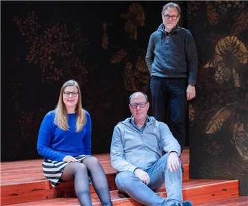 Das Regieteam - (von links) Regisseurin Christina Gegenbauer, Ausstatter Frank Albert und Dramaturg Peter Hilton Fliegel - schwärmt von dem Stück von Deirdre Kinahan, das wie ein Thriller gebaut ist. Foto: Hartmann