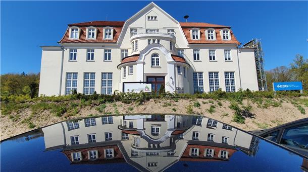 Das Regionale Versorgungszentrum (RVZ) in Nordholz - hier mit Spiegelung in einem Autodach - ist gefragt: Neben einem niedergelassenen Frauenarzt und einer Physiotherapeutin arbeiten hier mittlerweile drei Hausärzte unter dem Dach eines kommunalen Medizinischen Versorgungszentrums.