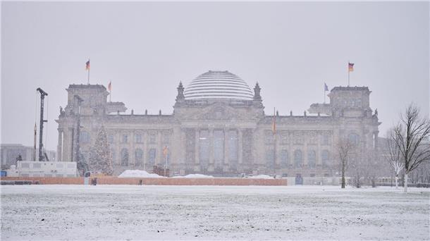 Das Reichstagsgebäude ist mit Schnee bedeckt.