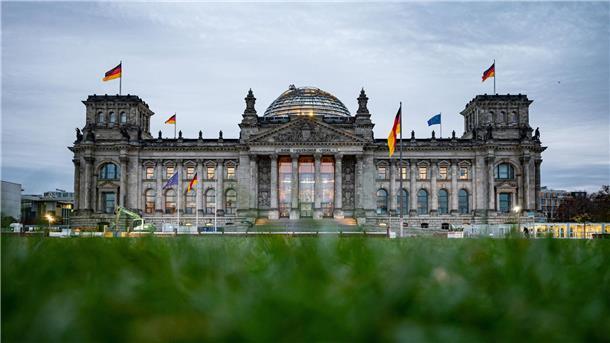 Das Reichstagsgebäude mit dem Bundestag in Berlin.