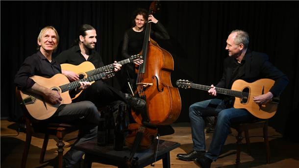 Ver Musiker auf einer Bühne. Das Reinhard Röhrs Quartett spielt am 8. Juni in Zeven. Gipsy Swing trifft auf Klangvielfalt und emotionale Tiefe.