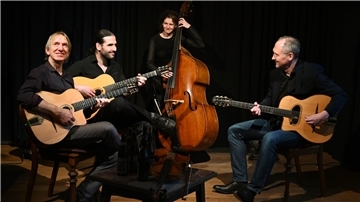 Ver Musiker auf einer Bühne. Das Reinhard Röhrs Quartett spielt am 8. Juni in Zeven. Gipsy Swing trifft auf Klangvielfalt und emotionale Tiefe.