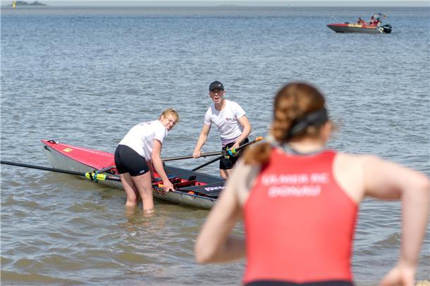 Das Rennen startet mit dem Spurt zum Boot. 