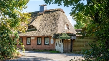Ein Restaurant mit Reetdach