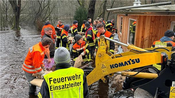 Hochwasser-Update: Feuerwehr bekommt in Stuckenborstel unterstützung von Landwirten Das Restaurant "Pavillion" am Weertzener See wurde mit Sandsäcken geschützt.