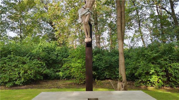 Das restaurierte Kreuz auf der Wiese an der Herz Mariä Kirche in Burhave. 