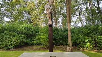 Das restaurierte Kreuz auf der Wiese an der Herz Mariä Kirche in Burhave. 