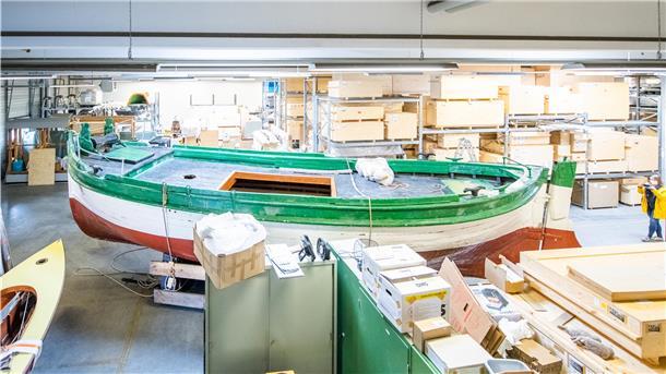 Das Rettungsboot „Geheimrat Heinrich Gerlach“ lag die vergangenen Monate im Interims-Depot an der Hoebelstraße. Gestern zog das knapp 7 Tonnen wiegende Exponat um.