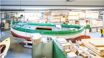 Das Rettungsboot „Geheimrat Heinrich Gerlach“ lag die vergangenen Monate im Interims-Depot an der Hoebelstraße. Gestern zog das knapp 7 Tonnen wiegende Exponat um.