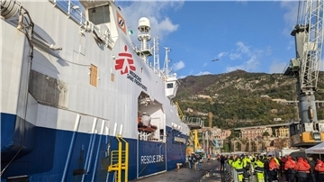 Das Rettungsschiff „Geo Barents“ liegt im Hafen von Salerno.