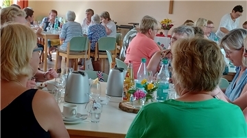 Das Rhader LandFrauen Sommermärchen mit selbst gebackenem Kuchen.