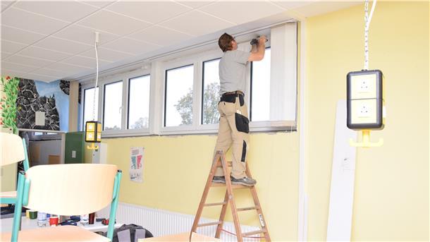 Das richtige Lüften in den Klassenräumen gilt als Schlüssel für die Corona-Eindämmung. Eltern fordern, dass dieses Thema in allen Schulen rechtzeitig bearbeitet wird.