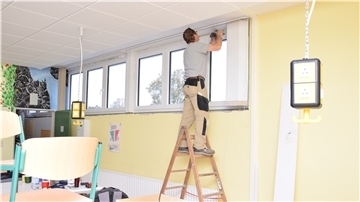 Das richtige Lüften in den Klassenräumen gilt als Schlüssel für die Corona-Eindämmung. Eltern fordern, dass dieses Thema in allen Schulen rechtzeitig bearbeitet wird.