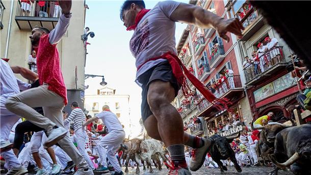 Brummschädel und Prellungen bei Stierhatz in Pamplona Das richtige Schuwerk kann bei der Stierhatz über Tod und Leben entscheiden. Fest am Fuß und rutschfest sollte es sein.