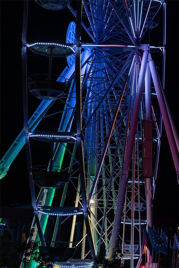 Das Riesenrad im Schmuck der nächtlichen Farben.
