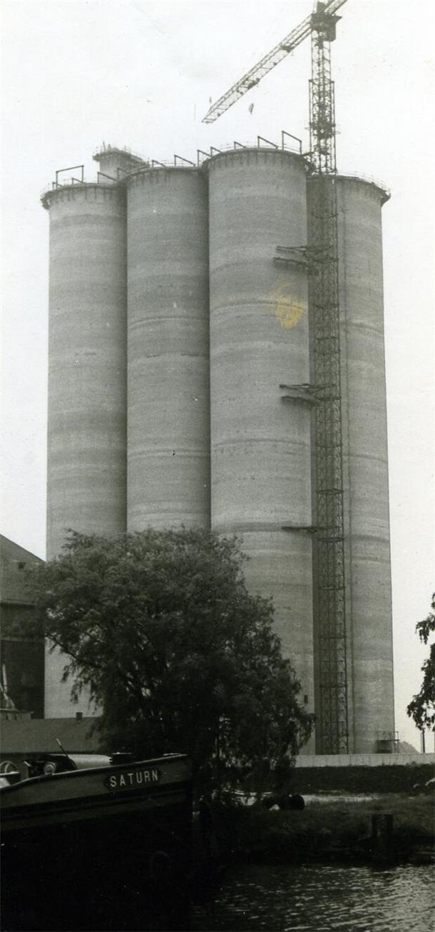 Schwarz-weiß und schick: Alte Bilder zeigen Arbeit im Hafen von Brake Das riesige Getreidesilo vom Binnenhafen aus gesehen.