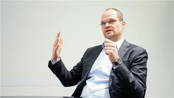 BASF: Großes Potenzial für Künstliche Intelligenz Das riesige Potenzial von Künstlicher Intelligenz für BASF sei momentan noch gar nicht konkret abschätzbar, so Chief Digital Officer Dirk Elvermann.