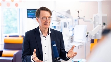 Das RKI gibt Empfehlungen, die politische Verantwortung liegt beim Ministerium, sagt Gesundheitsminister Lauterbach.