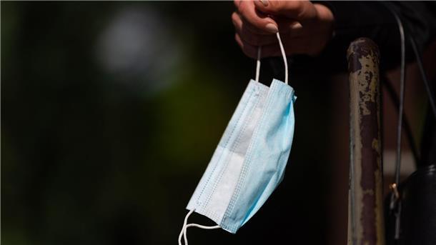 Das RKI sieht eine Übertragung, die Krankheitsschwere und die Ressourcenbelastung des Gesundheitswesens durch Covid-19 zurückgehen.
