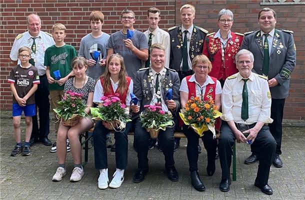 Das Rockstedter Königshaus mit Schützenkönig Nils Michaelis (vorne Mitte) ist komplett.