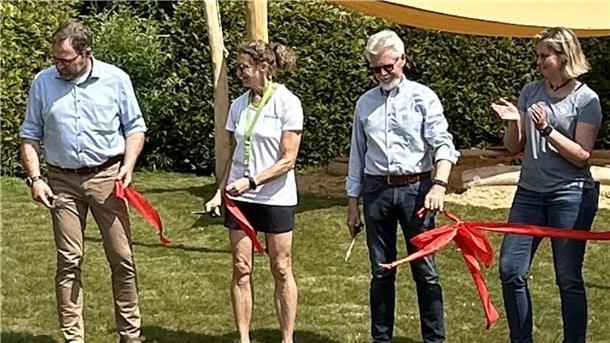 Das rote Band zur Einweihung des neuen Spielplatzes durchschnitten (von links) Lienhard Varoga, Anne Reyer, Henry Kowalewski und Sandra Langheim.
