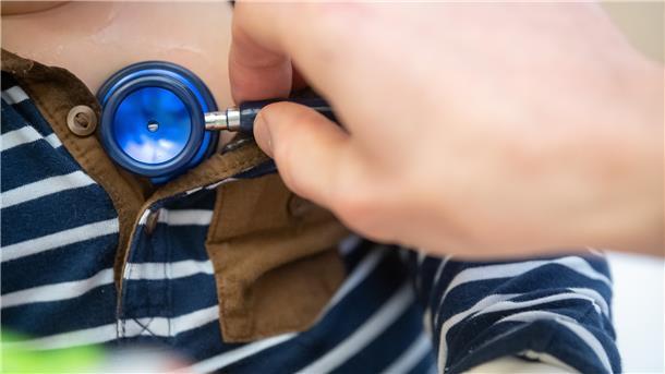 Das RS-Virus streckt derzeit zahlreiche Säuglinge, Kleinkinder und Kinder nieder. Außergewöhnlich viele müssen ins Krankenhaus.