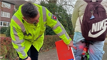 Ein Polizist kontrolliert in Nordenham ein Fahrrad